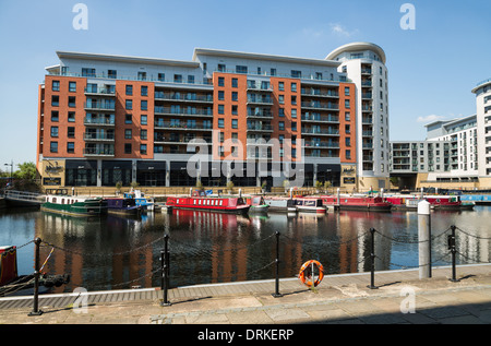 Boote und Mehrfamilienhäuser am Clarence Dock, Leeds, England Stockfoto