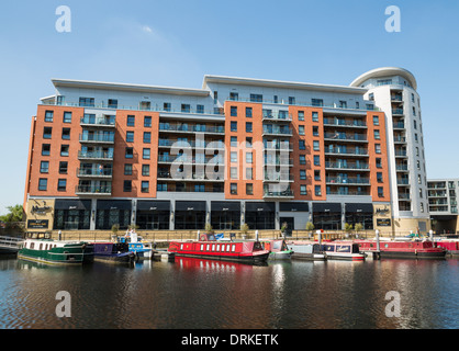 Boote und Mehrfamilienhäuser am Clarence Dock, Leeds, England Stockfoto