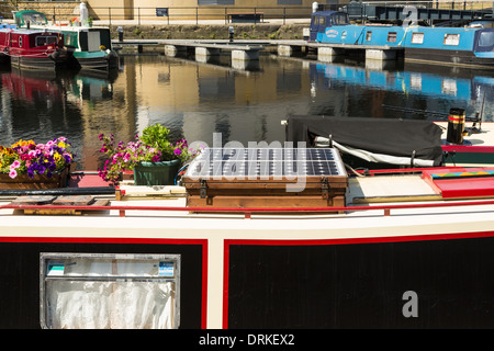 Solar-Panel auf Kanalboot England Stockfoto