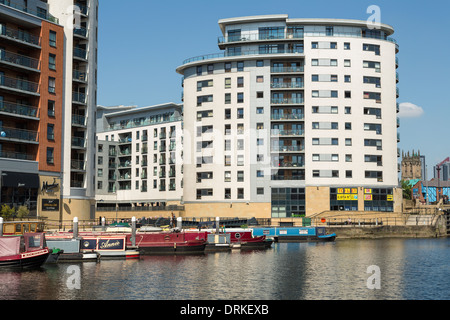 Boote und Mehrfamilienhäuser am Clarence Dock, Leeds, England Stockfoto