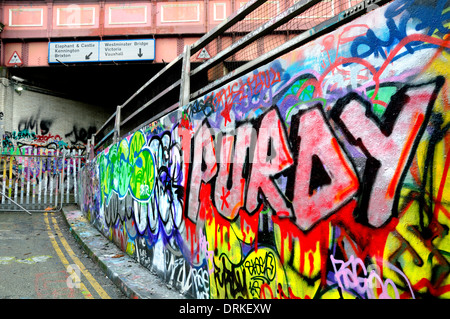 London, England, Vereinigtes Königreich. Leake Street Tunnel / Banksey Tunnel / Wandmalerei Tunnel unter Waterloo Station: Graffiti-Gebiet zugelassen Stockfoto