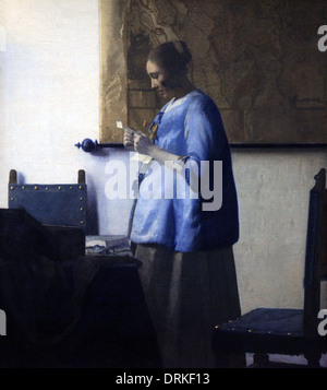 Frau, die einen Brief liest (ca. 1663), vom weltberühmten Delfter Meister Johannes Vermeer (1632–1675). Junge Frau in blauer Jacke liest ihre Post. Stockfoto