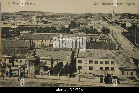 Metallwerk mit Wasserturm und Kaiserlicher Lapidarienfabrik in Jekaterinburg, Russisches Reich. Schwarz-Weiß-Vintage-Fotografie des russischen Fotografen Veniamin Metenkov vom Anfang des 20. Jahrhunderts, herausgegeben in der russischen Vintage-Postkarte, die von Veniamin Metenkov selbst in Jekaterinburg herausgegeben wurde. Text auf Russisch: Jekaterinburg, Westteil der Stadt. Der Blick vom Glockenturm der Kathedrale St. Katharina. Auf dem Foto sind die Metallfabrik Jekaterinburg mit Wasserturm (L) und die Kaiserliche Lapidarienfabrik (R) zu sehen. Die Metallverarbeitung wurde in gegründet Stockfoto