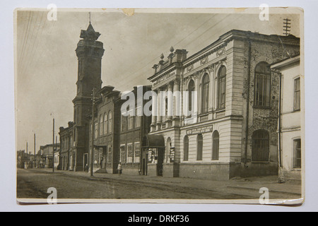 Belinsky Bibliothek und ein Feueraussichtsturm in Swerdlowsk, UdSSR (jetzt Jekaterinburg, Russland). Schwarz-Weiß-Vintage-Fotografie des sowjetischen Fotografen Theodore Weinberg (Teodor Vainberg) datiert wahrscheinlich aus den 1930er Jahren in der sowjetischen Vintage-Postkarte ausgestellt. Die Belinsky Bibliothek und der Feueraussichtsturm befinden sich in der Karl Liebknecht Straße, früher bekannt als Voznesensky Prospekt Avenue. Mit freundlicher Genehmigung der Azoor Postcard Collection. Stockfoto