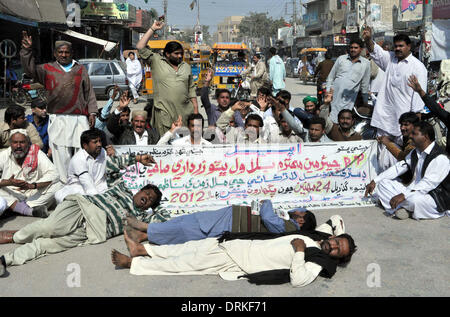 Mitarbeiter von Larkana Bezirksrat singen Parolen gegen nicht Zahlungen ihrer Mitgliedsbeiträge Gehälter bei Protestkundgebung am Kreisverkehr Jinnah Bagh in Larkana auf Dienstag, 28. Januar 2014. Stockfoto