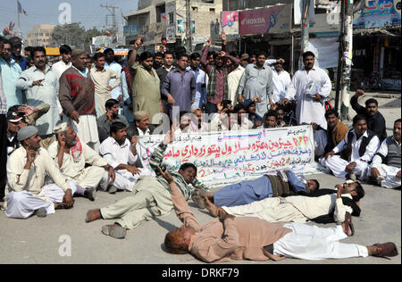 Mitarbeiter von Larkana Bezirksrat singen Parolen gegen nicht Zahlungen ihrer Mitgliedsbeiträge Gehälter bei Protestkundgebung am Kreisverkehr Jinnah Bagh in Larkana auf Dienstag, 28. Januar 2014. Stockfoto