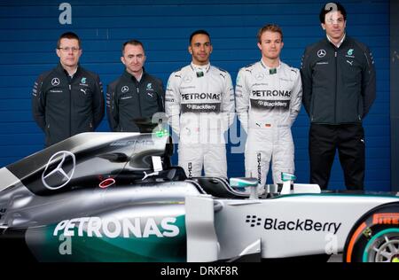 Jerez De La Frontera, Südspanien. 28. Januar 2014. Deutsche Formel1-Fahrer Nico Rosberg (2-R) von Mercedes-AMG und britischer Formel-1-Fahrer Lewis Hamilton (3-R) und der Geschäftsführer von Mercedes AMG, österreichische Christian "Toto" Wolff (R) und der technische Geschäftsführer der Mercedes AMG, britische Paddy Lowe (2-L), bei der Vorstellung des neuen F1-W05 für die kommende Formel-1-Saison auf der Rennstrecke von Jerez in Jerez De La Frontera , Südspanien, 28. Januar 2014. Foto: Jens Büttner/Dpa/Alamy Live News Stockfoto