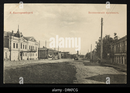 Voznesensky Prospekt Avenue in Jekaterinburg, Russisches Reich. Schwarz-Weiß-Vintage-Fotografie des russischen Fotografen Veniamin Metenkov vom Anfang des 20. Jahrhunderts, herausgegeben in der russischen Vintage-Postkarte, die von Veniamin Metenkov selbst in Jekaterinburg herausgegeben wurde. Text auf Russisch: Jekaterinburg. Voznesensky Prospekt Avenue. Die Versammlung des Adels, jetzt die Ural-Theaterakademie (1. L) und das eigene Haus des Fotografen Veniamin Metenkov (2. L) sind im Bild zu sehen. Mit freundlicher Genehmigung der Azoor Postcard Collection. Stockfoto