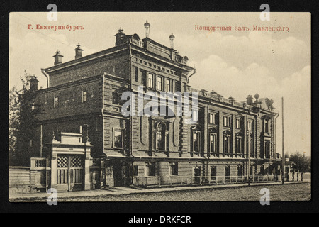 Makletsky Konzertsaal in Klubnaja Straße in Jekaterinburg, Russisches Reich. Schwarz-Weiß-Vintage-Fotografie des russischen Fotografen Veniamin Metenkov vom Anfang des 20. Jahrhunderts, herausgegeben in der russischen Vintage-Postkarte, die von Veniamin Metenkov selbst in Jekaterinburg herausgegeben wurde. Text auf Russisch: Jekaterinburg. Makletski Konzerthalle (heute Perwomajskaja Straße). Mit freundlicher Genehmigung der Azoor Postcard Collection. Stockfoto