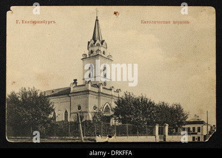 Polnisch-katholische Kirche auf Pokrovsky Prospekt Avenue in Jekaterinburg, Russisches Reich. Schwarz-Weiß-Vintage-Fotografie des russischen Fotografen Veniamin Metenkov vom Anfang des 20. Jahrhunderts, herausgegeben in der russischen Vintage-Postkarte, die von Veniamin Metenkov selbst in Jekaterinburg herausgegeben wurde. Text auf Russisch: Jekaterinburg. Katholische Kirche. Die katholische Kirche St. Anna wurde in den 1960er Jahren von den kommunistischen Behörden abgerissen. Mit freundlicher Genehmigung der Azoor Postcard Collection. Stockfoto