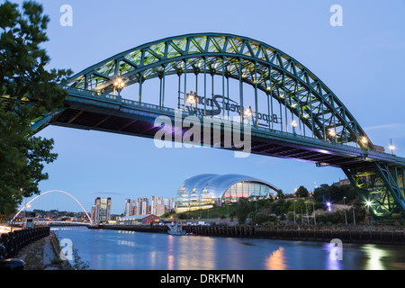 Die Tyne Bridge und The Sage in der Abenddämmerung, Newcastle am Tyne, England Stockfoto