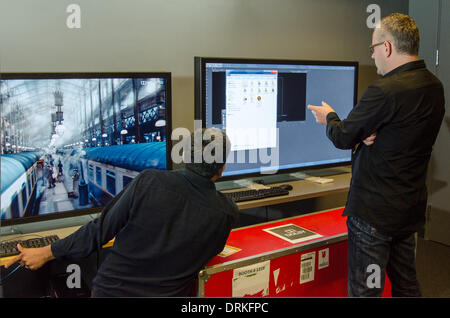 Im Labor des Unternehmens in Sunnyvale, CA nehmen Dolby Manager Roland Vlaicu (rechts) und Ingenieur Prasad Balasubramanian einen genaueren Blick auf die Softwareeinstellungen für die neue Dolby-3D-Technologie, die vor dem Fernseher in 3D ohne Brille ermöglicht. -2013. Stockfoto