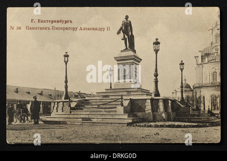 Denkmal für Zar Alexander II von Russland auf dem Domplatz in Jekaterinburg, Russisches Reich. Schwarz-Weiß-Vintage-Fotografie des russischen Fotografen Veniamin Metenkov vom Anfang des 20. Jahrhunderts, herausgegeben in der russischen Vintage-Postkarte, die von Veniamin Metenkov selbst in Jekaterinburg herausgegeben wurde. Text auf Russisch: Jekaterinburg. Denkmal für Kaiser Alexander II. Das Denkmal wurde kurz nach der bolschewistischen Revolution 1917 abgerissen. Mit freundlicher Genehmigung der Azoor Postcard Collection. Stockfoto