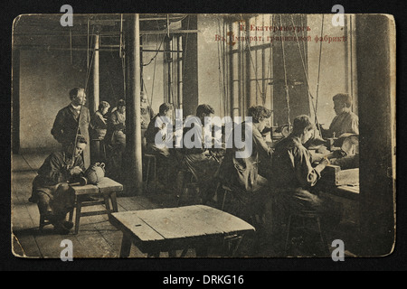 Kaiserliche Lapidarienfabrik in Jekaterinburg, Russisches Reich. Schwarz-Weiß-Vintage-Fotografie des russischen Fotografen Veniamin Metenkov vom Anfang des 20. Jahrhunderts, herausgegeben in der russischen Vintage-Postkarte, die von Veniamin Metenkov selbst in Jekaterinburg herausgegeben wurde. Text auf Russisch: Jekaterinburg. In der Kaiserlichen Lapidarienfabrik. Mit freundlicher Genehmigung der Azoor Postcard Collection. Stockfoto