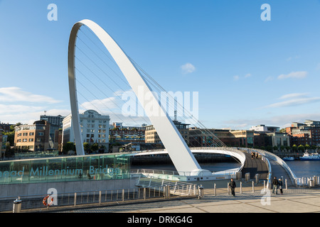 Die Menschen gehen Gateshead Millennium Bridge, Newcastle am Tyne, England Stockfoto