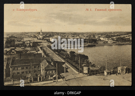 Hauptallee mit der Kaiserlichen Lapidarienfabrik und dem Werksdamm am Iset-Fluss in Jekaterinburg, Russisches Reich. Schwarz-Weiß-Vintage-Fotografie wahrscheinlich vom österreichischen Fotografen Josef Rona datiert vom Anfang des 20. Jahrhunderts, ausgestellt in der russischen Vintage-Postkarte, die Josef Rona (Iosif Rona) selbst in Jekaterinburg herausgegeben hat. Text auf Russisch: Jekaterinburg. Glavny Prospekt Avenue (Hauptstraße). Auf dem Foto sind der Pflanzendamm des Stadtteichs (Gorodskoy-Teich) am Fluss Iset und die Kaiserliche Lapidarienfabrik (L) zu sehen. Der Werksdamm am Iset wurde 1723 für die Y gebaut Stockfoto