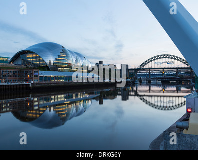 Der Salbei und Tyne Brücke in der Abenddämmerung, Newcastle am Tyne, England Stockfoto