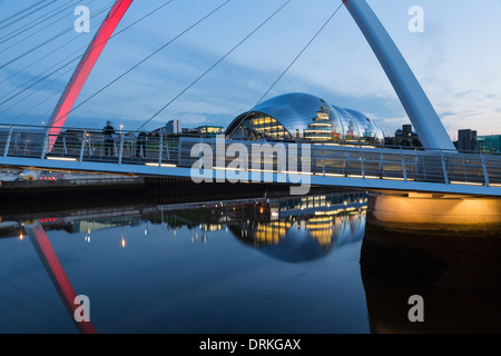 Der Salbei und Tyne Brücke in der Abenddämmerung, Newcastle am Tyne, England Stockfoto