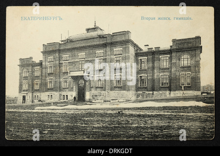 Zweite Frauengymnasium in Jekaterinburg, Russisches Reich. Schwarz-Weiß-Vintage-Fotografie des russischen Fotografen Nikolai Vwedensky datiert vom Anfang des 20. Jahrhunderts, ausgestellt in der russischen Vintage-Postkarte von M.S. Semkov, Jekaterinburg. Text auf Russisch: Jekaterinburg. Zweite Frauen-Turnhalle. Das Gebäude dient heute als staatliche Bergwerksuniversität Ural. Mit freundlicher Genehmigung der Azoor Postcard Collection. Stockfoto