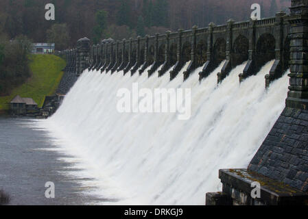 Überlauf Wasser Kaskadierung über Lake Vyrnwy Reservoir Verdammung, Powys, Wales Stockfoto