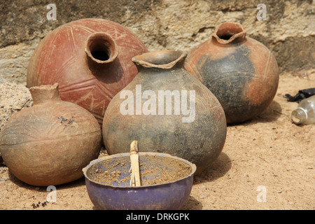 Traditionelle Steingut Keramik zum Verkauf auf dem Markt im Norden Ghanas Stockfoto