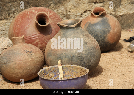 Traditionelle Steingut Keramik zum Verkauf auf dem Markt im Norden Ghanas Stockfoto