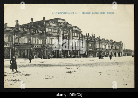 Neuer Händlerhof (Gostiny Dvor) in Jekaterinburg, Russisches Reich. Schwarz-Weiß-Vintage-Fotografie des russischen Fotografen Nikolai Vwedensky datiert vom Anfang des 20. Jahrhunderts, ausgestellt in der russischen Vintage-Postkarte von M.S. Semkov, Jekaterinburg. Text auf Russisch: Jekaterinburg. Neues Händlergericht. Gostiny Dvor ist ein historischer russischer Begriff für einen Indoor-Markt oder ein Einkaufszentrum. Es wird aus dem Russischen entweder als 'Guest Court' oder 'Merchant Yard' übersetzt. Mit freundlicher Genehmigung der Azoor Postcard Collection. Stockfoto