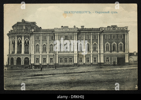 Bezirksgericht auch bekannt als Sevastianov Haus in Jekaterinburg, Russisches Reich. Schwarz-Weiß-Vintage-Fotografie des russischen Fotografen Nikolai Vwedensky datiert vom Anfang des 20. Jahrhunderts, ausgestellt in der russischen Vintage-Postkarte von M.S. Semkov, Jekaterinburg. Text auf Russisch: Jekaterinburg. Bezirksgericht. Das Bezirksgericht, auch bekannt als Sevastianov Haus oder das Gewerkschaftshaus, ist das architektonische Denkmal aus dem 19. Jahrhundert, das heute als eine der offiziellen Residenzen des russischen Präsidenten diente. Mit freundlicher Genehmigung der Azoor Postcard Collection. Stockfoto