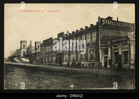 Zentrale Post und die lutherische Kirche in Jekaterinburg, Russisches Reich. Schwarz-Weiß-Vintage-Fotografie des russischen Fotografen Nikolai Vwedensky datiert vom Anfang des 20. Jahrhunderts, ausgestellt in der russischen Vintage-Postkarte von M.S. Semkov, Jekaterinburg. Text auf Russisch: Jekaterinburg. Postamt. Im Hintergrund ist die lutherische Kirche zu sehen. In der Post befand sich auch die Redaktion der Zeitung "Uralskaja Schizn" ("Ural Leben"). Mit freundlicher Genehmigung der Azoor Postcard Collection. Stockfoto