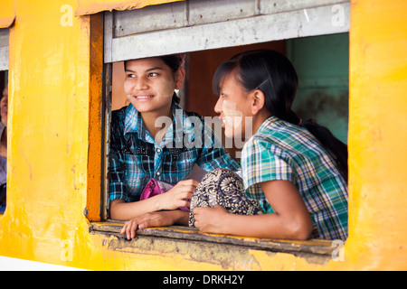 Reiten im Zug, Yangon, Myanmar Stockfoto