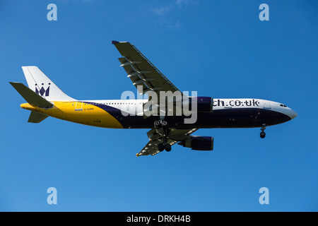 Monarch Airbus A300 zu landen Stockfoto