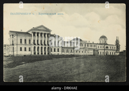 Charitonow-Palast in Jekaterinburg, Russisches Reich. Schwarz-Weiß-Vintage-Fotografie des russischen Fotografen Nikolai Vwedensky datiert vom Anfang des 20. Jahrhunderts, ausgestellt in der russischen Vintage-Postkarte von M.S. Semkov, Jekaterinburg. Text auf Russisch: Jekaterinburg. Charitonov House. Mit freundlicher Genehmigung der Azoor Postcard Collection. Stockfoto