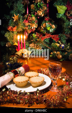 Mince Pies und ein Glas Sherry ausgelassen für den Weihnachtsmann am Heiligabend Stockfoto