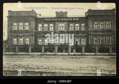 Kunst- und Industrieschule in Jekaterinburg, Russisches Reich. Schwarz-Weiß-Vintage-Fotografie des russischen Fotografen Nikolai Vwedensky datiert vom Anfang des 20. Jahrhunderts, ausgestellt in der russischen Vintage-Postkarte von M.S. Semkov, Jekaterinburg. Text auf Russisch: Jekaterinburg. Kunst und Industrie Schule. Das Gebäude war in Voznesensky Prospekt Avenue. Mit freundlicher Genehmigung der Azoor Postcard Collection. Stockfoto