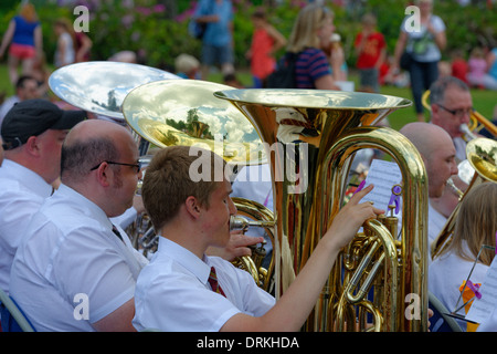 junge männliche Spieler Messing Posaunenchor spielt in Mesnes Park, Wigan, Lancashire Stockfoto