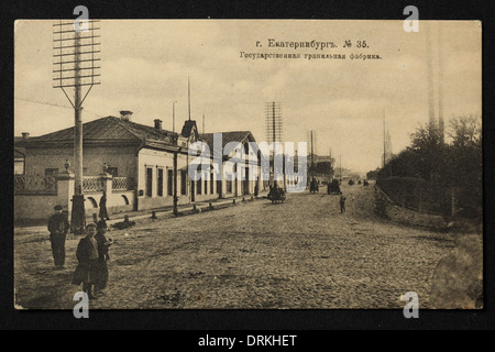 Kaiserliche Lapidarienfabrik auf dem Fabrikdamm des Stadtteiches (Gorodskoj Teich) in Jekaterinburg, Russisches Reich. Schwarz-Weiß-Vintage-Fotografie eines unbekannten Fotografen aus dem Anfang des 20. Jahrhunderts, herausgegeben in der russischen Vintage-Postkarte von A.S. Suvorin, Jekaterinburg. Text auf Russisch: Jekaterinburg. Staatliche Lapidarienfabrik. Mit freundlicher Genehmigung der Azoor Postcard Collection. Stockfoto