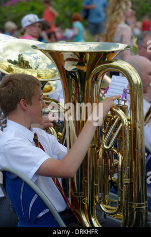 junge männliche Spieler Messing Posaunenchor spielt in Mesnes Park, Wigan, Lancashire Stockfoto