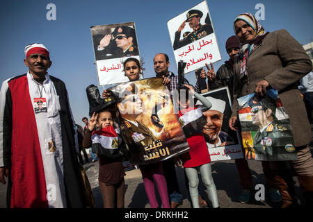 Kairo, Ägypten. 28. Januar 2014. Militärische Anhänger demonstrieren außerhalb einer Polizeiakademie wo gestürzte islamische Präsident Mohamed Morsi am 28. Januar 2014 in Kairo, Ägypten, erprobt ist. Ägyptens Kairo Strafgerichtshof beschlossen, das Verfahren gegen Mursi und 130 andere über den Jailbreak 2011 bis 22. Februar, vertagen Staatsfernsehen berichtete am Dienstag. Bildnachweis: STR/Xinhua/Alamy Live-Nachrichten Stockfoto