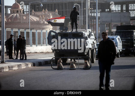 Kairo, Ägypten. 28. Januar 2014. Wachleute außerhalb einer Polizeiakademie wo gestürzte islamische Präsident Mohamed Morsi am 28. Januar 2014 in Kairo, Ägypten, erprobt ist. Ägyptens Kairo Strafgerichtshof beschlossen, das Verfahren gegen Mursi und 130 andere über den Jailbreak 2011 bis 22. Februar, vertagen Staatsfernsehen berichtete am Dienstag. Bildnachweis: STR/Xinhua/Alamy Live-Nachrichten Stockfoto