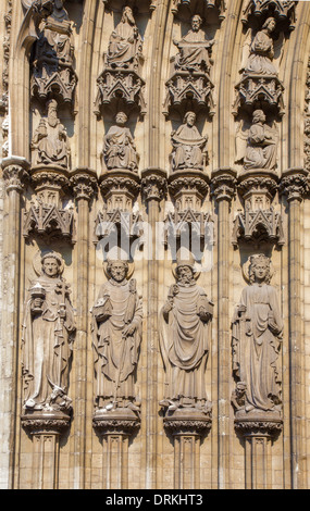 Antwerpen, Belgien - 5. September 2013: Holys auf dem Hauptportal der Kathedrale unserer lieben Frau. Stockfoto