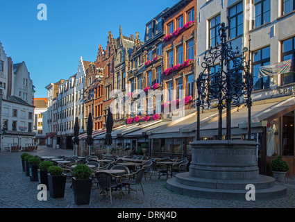 Antwerpen, Belgien - 5. September 2013: Blauwmoezelstraat - Straße in der Nähe der Kathedrale Notre-Dame im Morgenlicht. Stockfoto