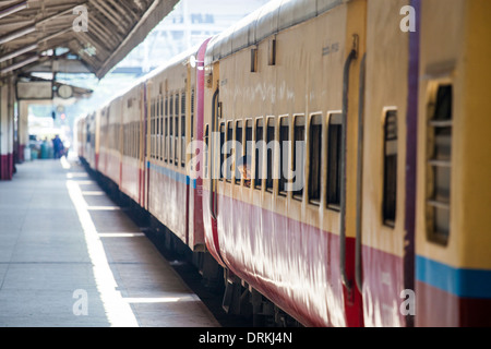 Burmesische junge auf einem Zug in Yangon, Myanmar Stockfoto