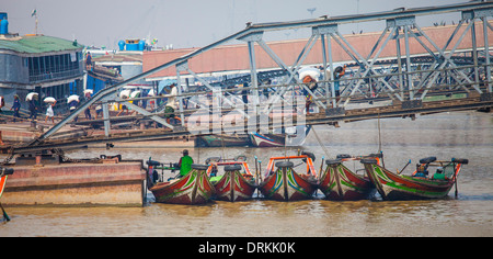 Laden eines Schiffes im Hafen in Yangon, Myanmar Stockfoto