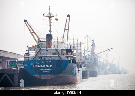 Schiffe im Hafen, Yangon, Myanmar Stockfoto