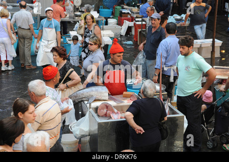 Fisch Verkäufer Feilschen in La Pescheria, Catania Fischmarkt, Sizilien Stockfoto