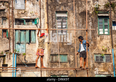 Arbeiter auf einer Baustelle in Yangon, Myanmar Stockfoto