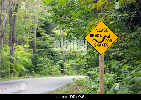 "Bitte Bremse für Schlangen" Straßenschild, Killbear Provincial Park, Ontario, Kanada Stockfoto