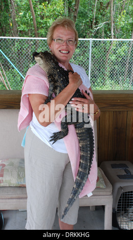 Frau Tourist hält Alligator in Florida Stockfoto