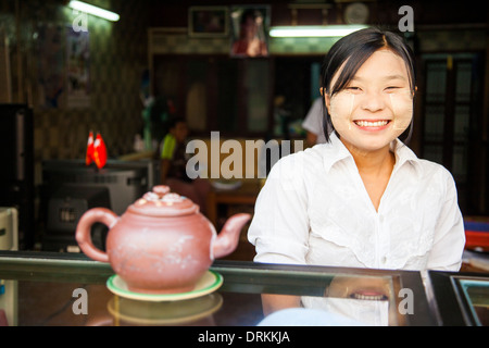 Junge Frau in einem Teegeschäft Yangon, Myanmar Stockfoto