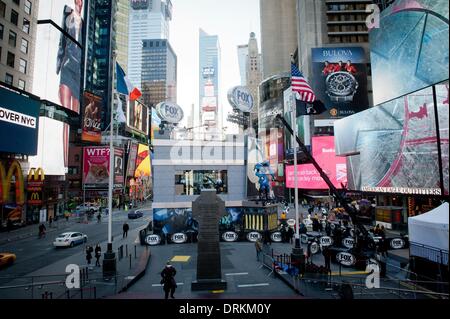 Manhattan, New York, USA. 28. Januar 2014. FOX Sports Studio auf dem Times Square als Arbeitnehmer weiter die Zelte, Bühnen und anderen Aspekten des Super Bowl Boulevard, Dienstag, 28. Januar 2014 zu errichten. Erstreckt sich über 13 Blöcke am Broadway und ist der Boulevard das Epizentrum für NFL-Fans während der Super Bowl XLVIII feiern alle Dinge Fußball. Bildnachweis: Bryan Smith/ZUMAPRESS.com/Alamy Live-Nachrichten Stockfoto